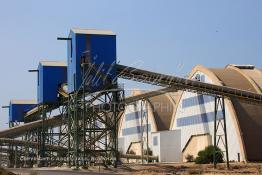 Image du Maroc Professionnelle de  Hangars de stock des engrais à l'Usine Jorf Lasfar du Groupe OCP de L'Office chérifien des phosphates. Le Groupe OCP : Société anonyme fondée en 1920 et domiciliée au Maroc. Groupe OCP est le leader mondial des exportations des phosphates et produits dérivés, Vendredi 14 Septembre 2007. (Photo / Abdeljalil Bounhar) 